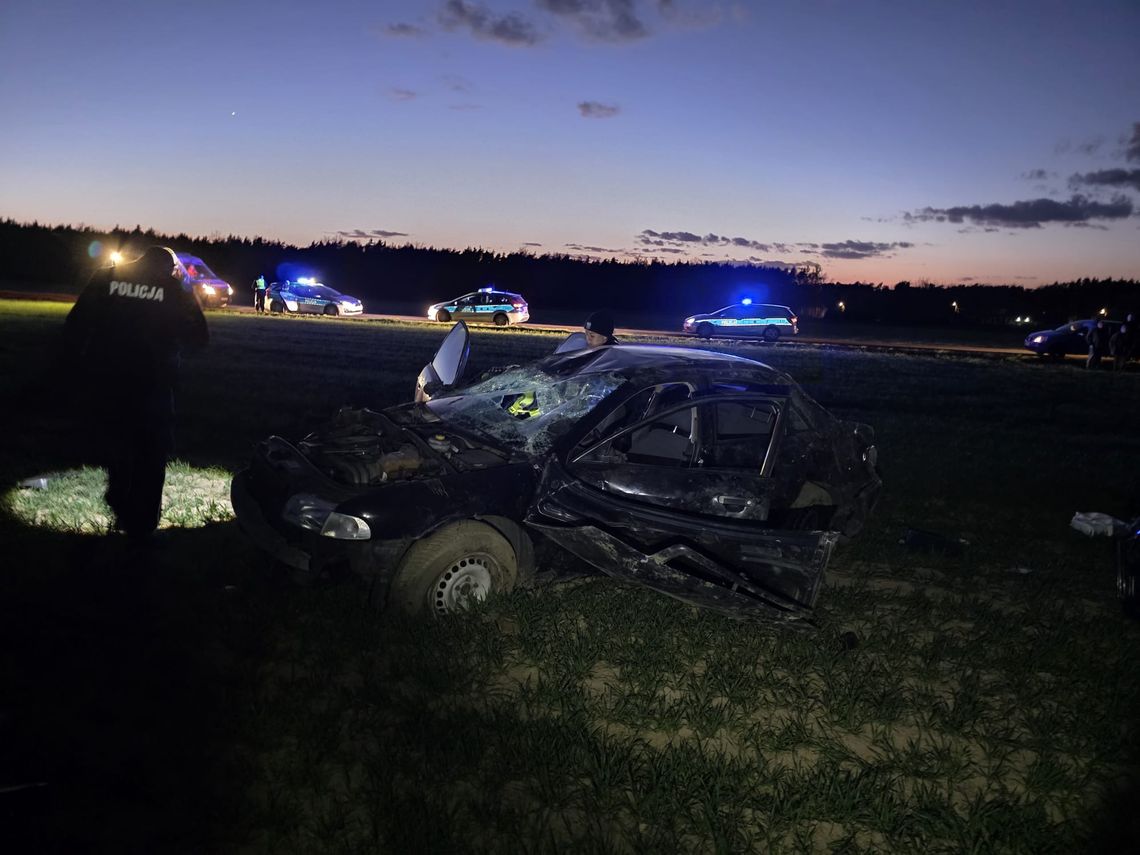 39-latek uciekał policji z promilem alkoholu i dożywotnim zakazem. Audi dachowało na polu