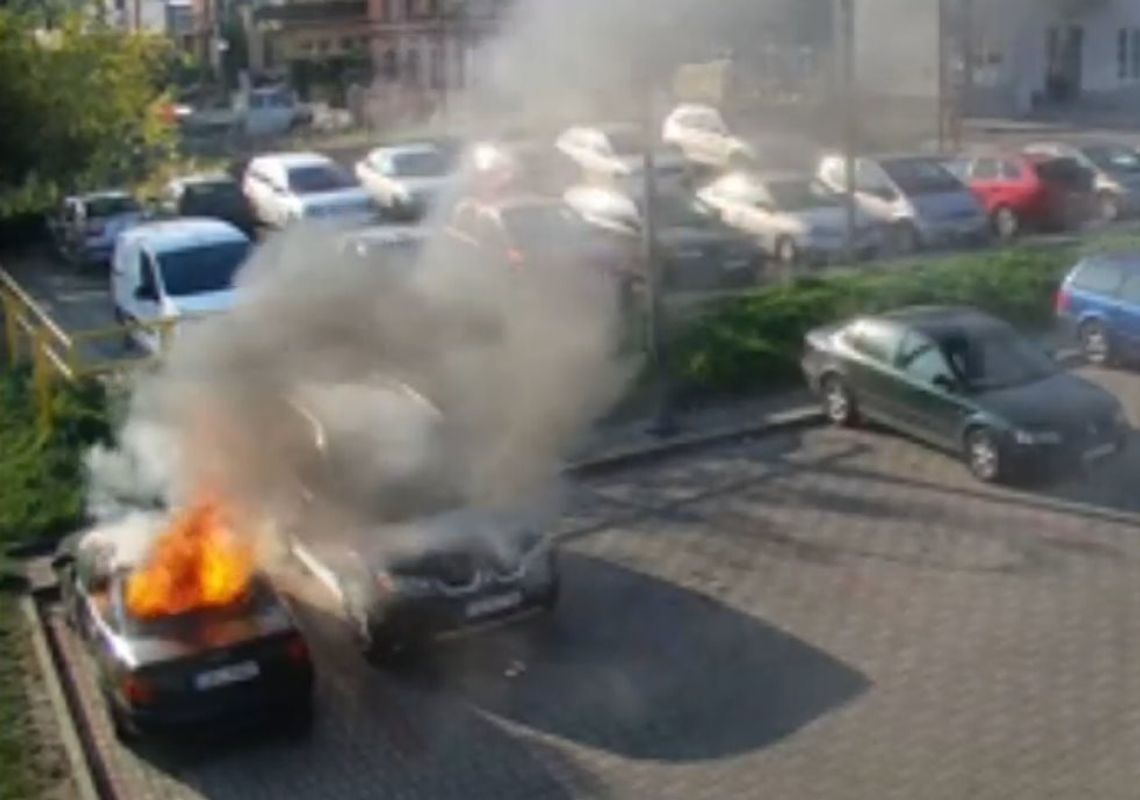 4-latek i jego 9-letni kolega podpalili dwa auta na osiedlowym parkingu [WIDEO]