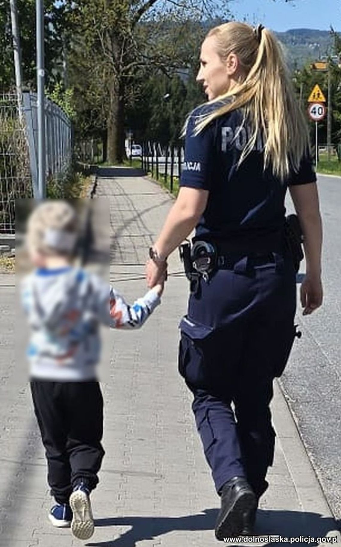 4-letni chłopiec szedł sam wzdłuż drogi krajowej. Zauważyli go policjanci. Młody zwiał przedszkolankom