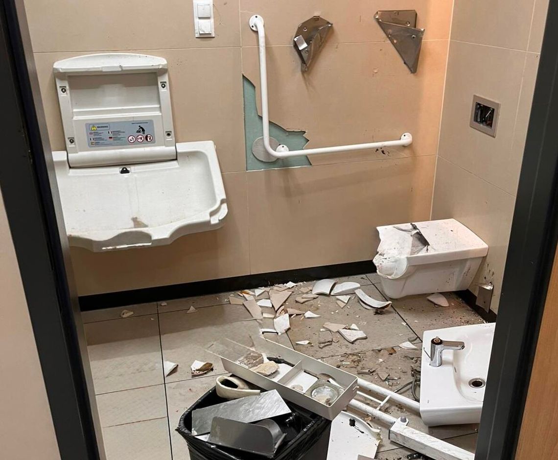 40-latek dostał furii w toalecie na stacji benzynowej. Rozwalił nawet muszlę klozetową