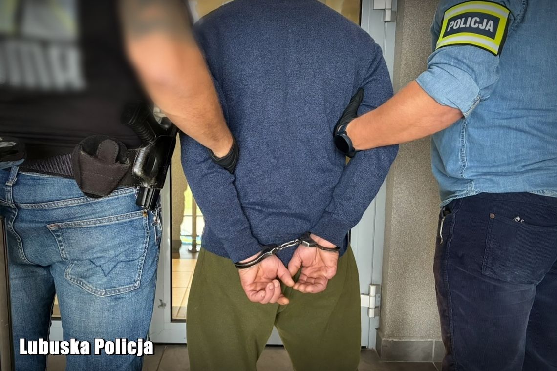 40-latek miał narkotyki przy sobie i w samochodzie. Policjanci znaleźli też wagę i woreczki 40-latek miał narkotyki przy sobie i w samochodzie. Policjanci znaleźli też wagę i woreczki