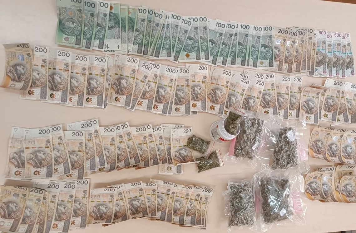 40-latek nie wiedział, że obserwują go policjanci. Zatrzymali go na ulicy i znaleźli narkotyki