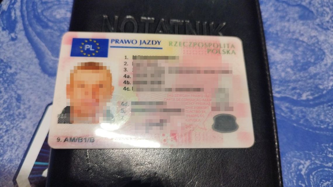 40-latek potrzebował prawa jazdy, więc je sobie kupił. Wpadł, bo źle zaparkował 40-latek potrzebował prawa jazdy, więc je sobie kupił. Wpadł, bo źle zaparkował