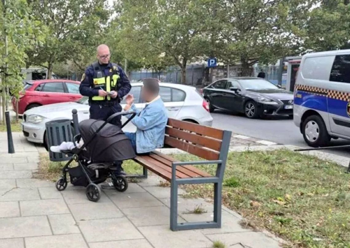 40-latek wiózł dziecko w wózku i popijał piwo. Tłumaczył funkcjonariuszom, że leczy kaca 40-latek wiózł dziecko w wózku i popijał piwo. Tłumaczył funkcjonariuszom, że leczy kaca