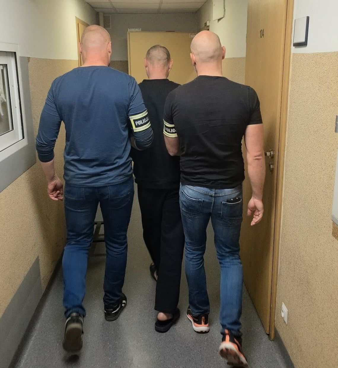 40-latek zaatakował maczetą dwie kobiety. Policjanci zatrzymali agresywnego recydywistę po pościgu