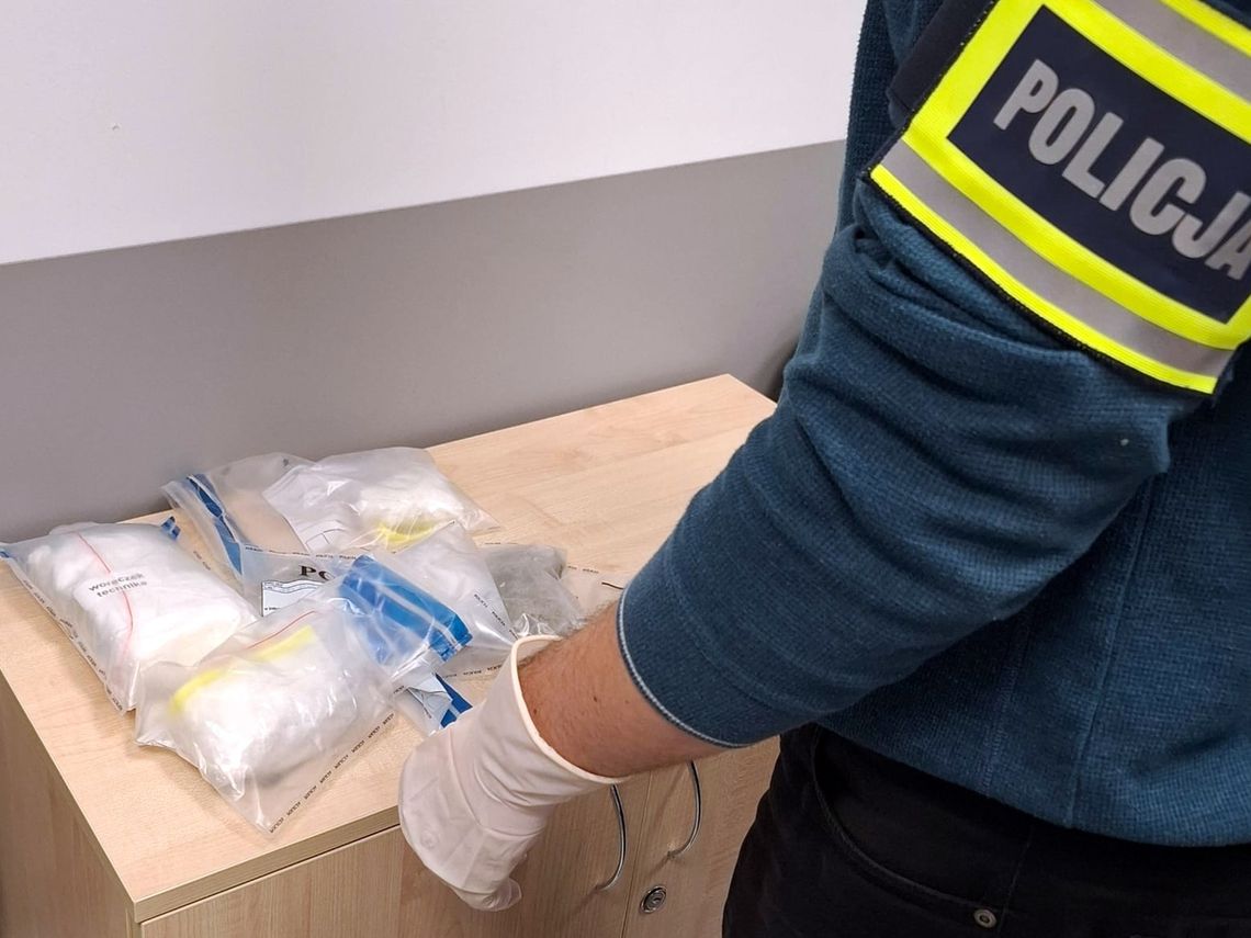 40-latka i 36-latek handlowali narkotykami i lewym tytoniem. Oboje zostali tymczasowo aresztowani 40-latka i 36-latek handlowali narkotykami i lewym tytoniem. Oboje zostali tymczasowo aresztowani