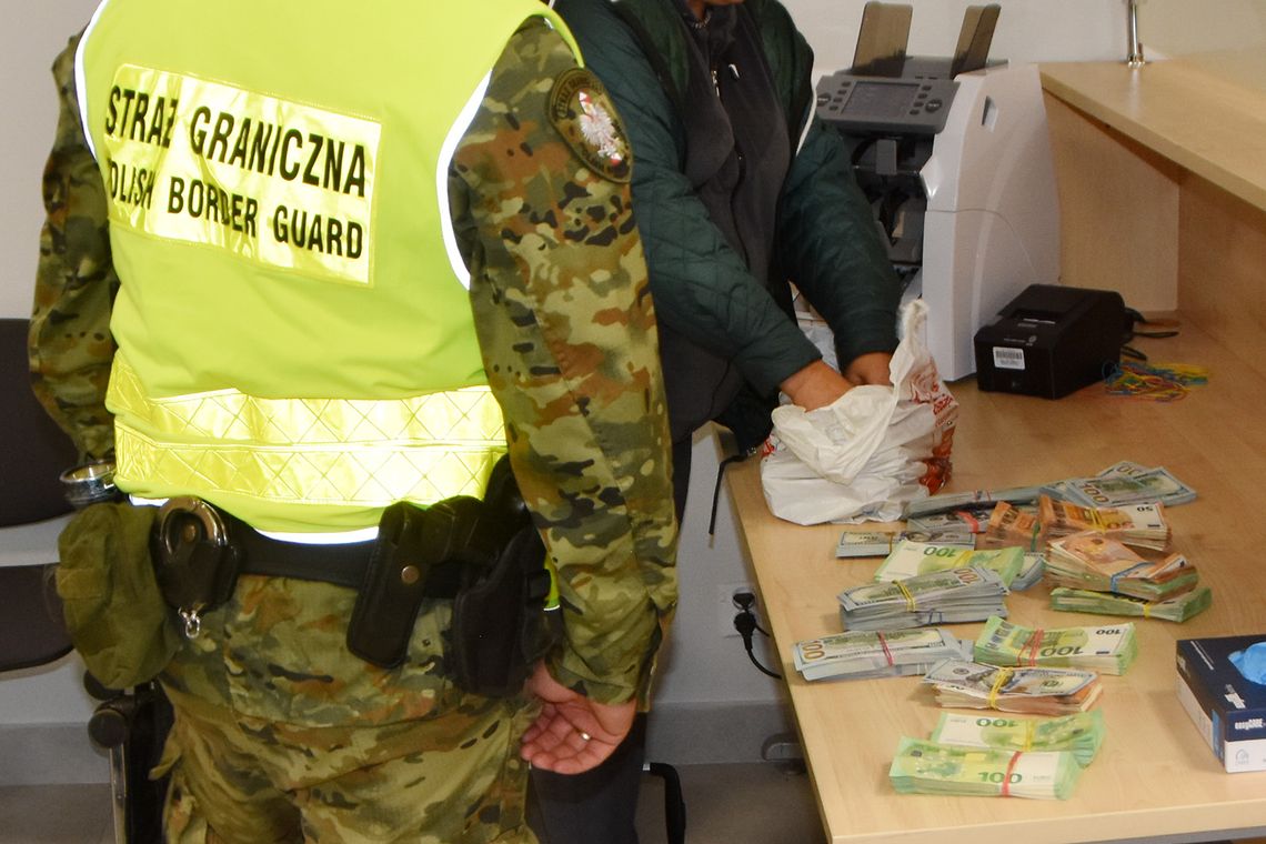 40-latka zatrzymana na pieszym przejściu granicznym z Ukrainą. W bagażu miała ponad 1,3 miliona zł