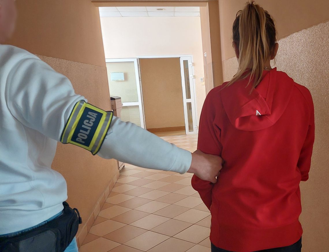 40-latka zatrzymana za serię kradzieży. Płaciła kartami, które wcześniej kradła innym