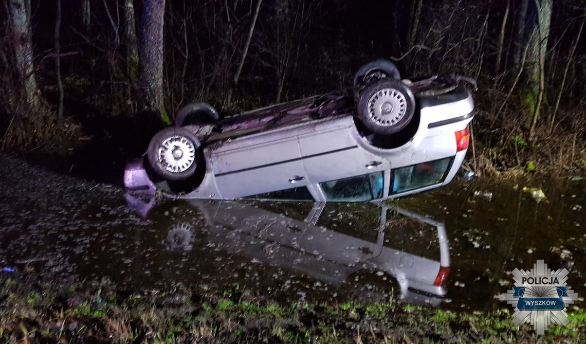 40-letni kierowca nie zachował ostrożności i dachował volkswagenem w rowie pełnym wody