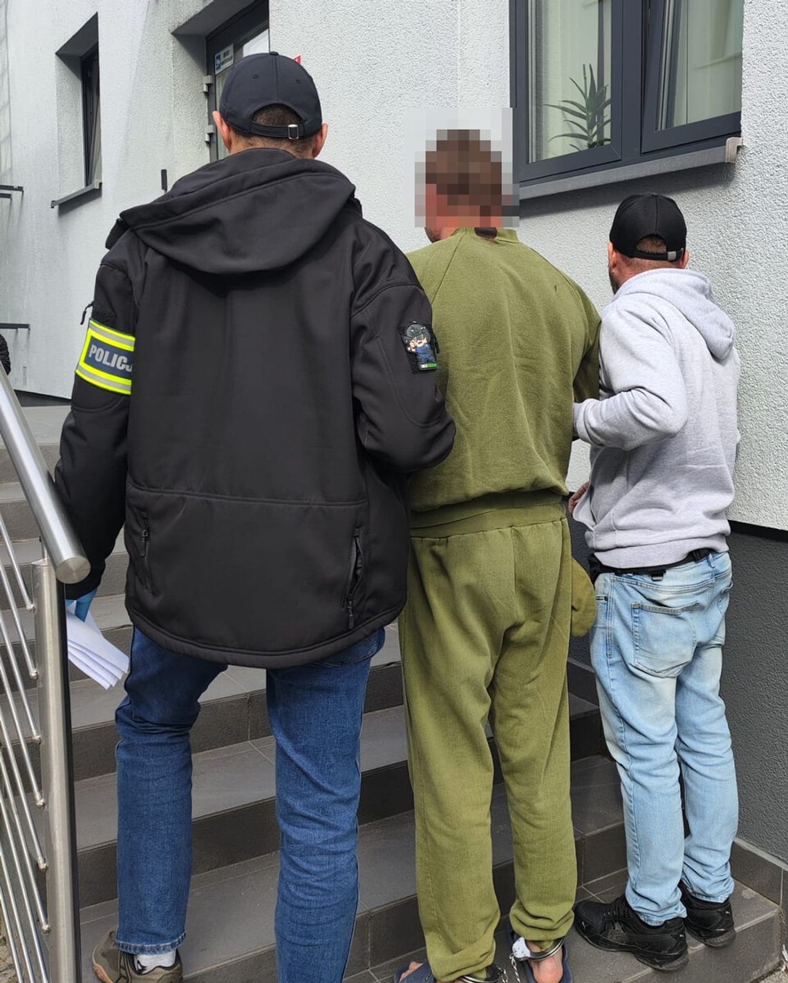 41-latek zginął po ataku nożami na parkingu. Dwaj podejrzani o zabójstwo trafili do aresztu 41-latek zginął po ataku nożami na parkingu. Dwaj podejrzani o zabójstwo trafili do aresztu