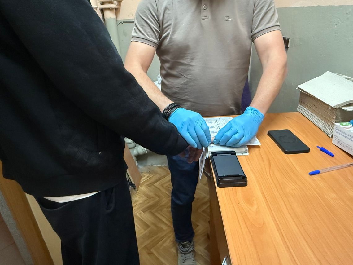 42-latek nie wrócił do więzienia po przerwie w odbywaniu kary. Okradł dziewczynę i miał narkotyki