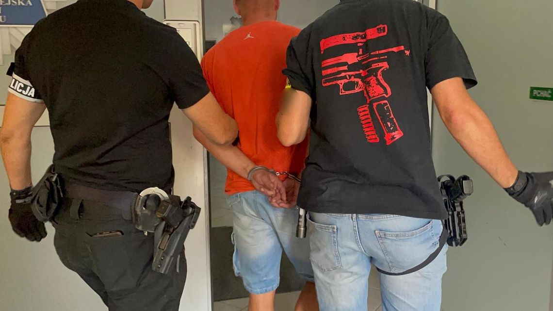 43-latek jechał jeepem przez miasto i uderzał w samochody. Dziewczyna pomogła mu się ukryć na działkach