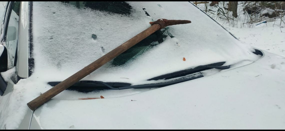 43-latek okradł w hotelu 22-letnią znajomą. Wychodząc chwycił kilof i wybił jeszcze szybę w aucie 43-latek okradł w hotelu 22-letnią znajomą. Wychodząc chwycił kilof i wybił jeszcze szybę w aucie