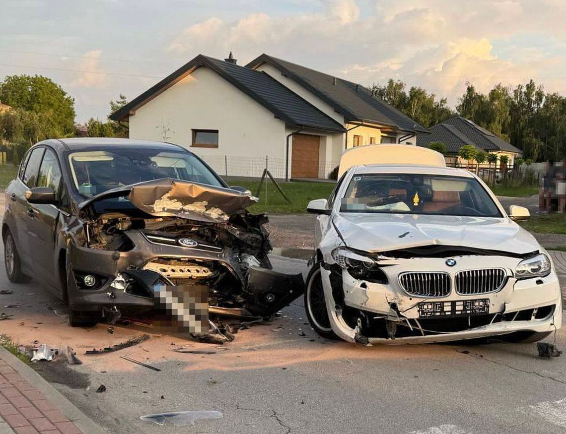 43-latka w bmw nie widziała zbliżającego się forda i zajechała mu drogę. Trzy osoby w szpitalu 43-latka w bmw nie widziała zbliżającego się forda i zajechała mu drogę. Trzy osoby w szpitalu