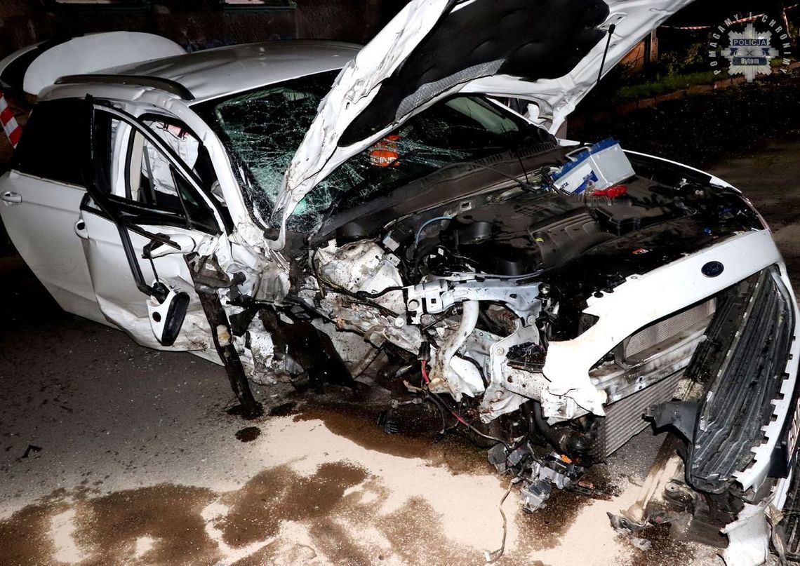 44-latek roztrzaskał forda na drzewie. Kierowca trafił do szpitala, było od niego czuć alkohol