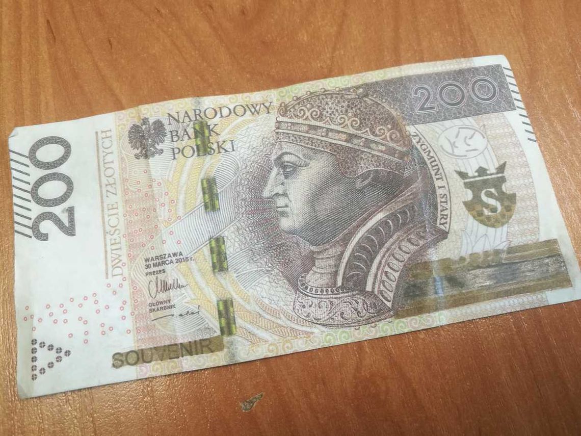 44-latek zapłacił w piekarni zabawkową dwusetką. Po dwóch tygodniach zapukali do niego policjanci