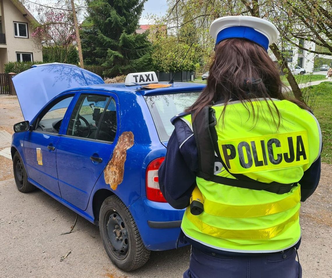 45-latek z Zimbabwe woził pasażerów skorodowaną Skodą. Policjanci zatrzymali dowód rejestracyjny