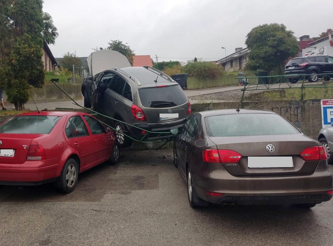 45-latka chciała odjechać z parkingu, auto stoczyło się na dwa inne [ZDJĘCIA]
