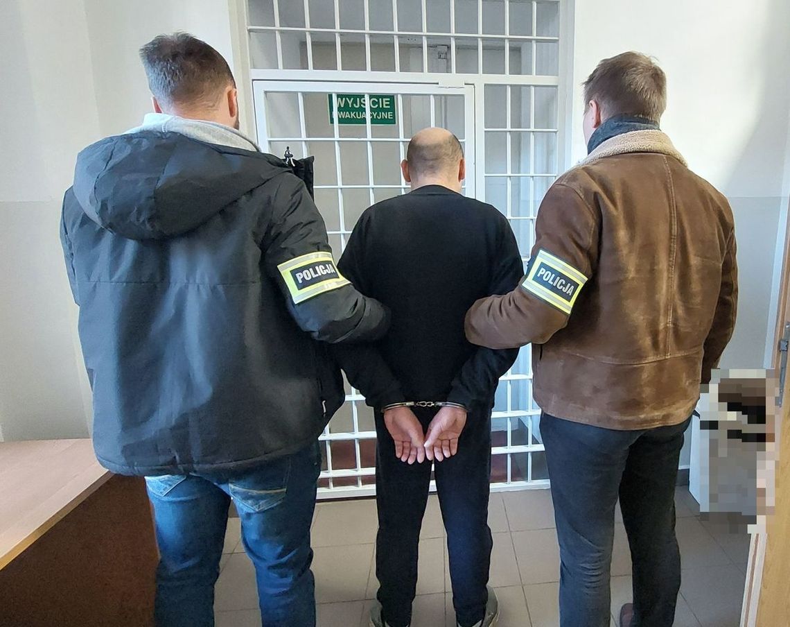 46-latek odpowie za usiłowanie zabójstwa brata. Dwukrotnie dźgnął go nożem i schował się w toalecie