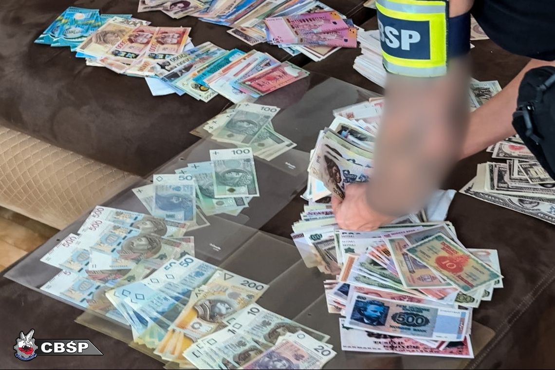 47-latek miał domową drukarnię pieniędzy. Banknoty sprzedawał na portalach internetowych