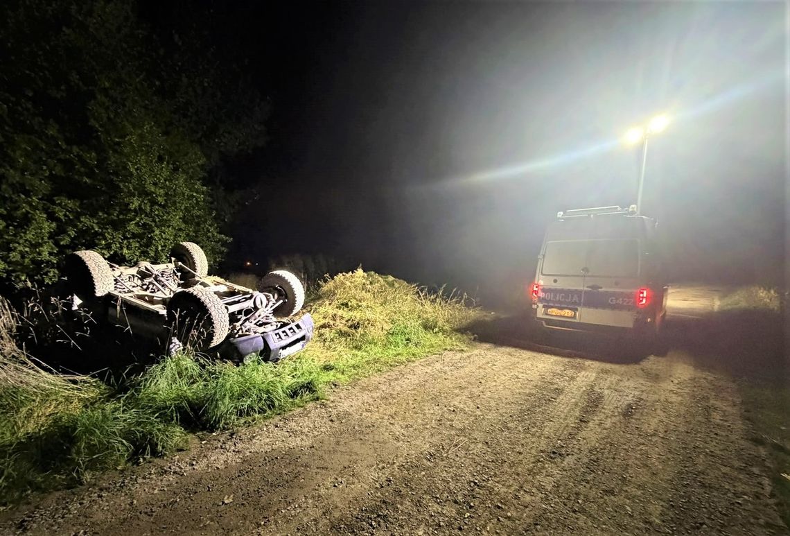 47-latek nie zapanował nad terenowym Nissanem i dachował. Mężczyzna jechał z córką i znajomym 47-latek nie zapanował nad terenowym Nissanem i dachował. Mężczyzna jechał z córką i znajomym