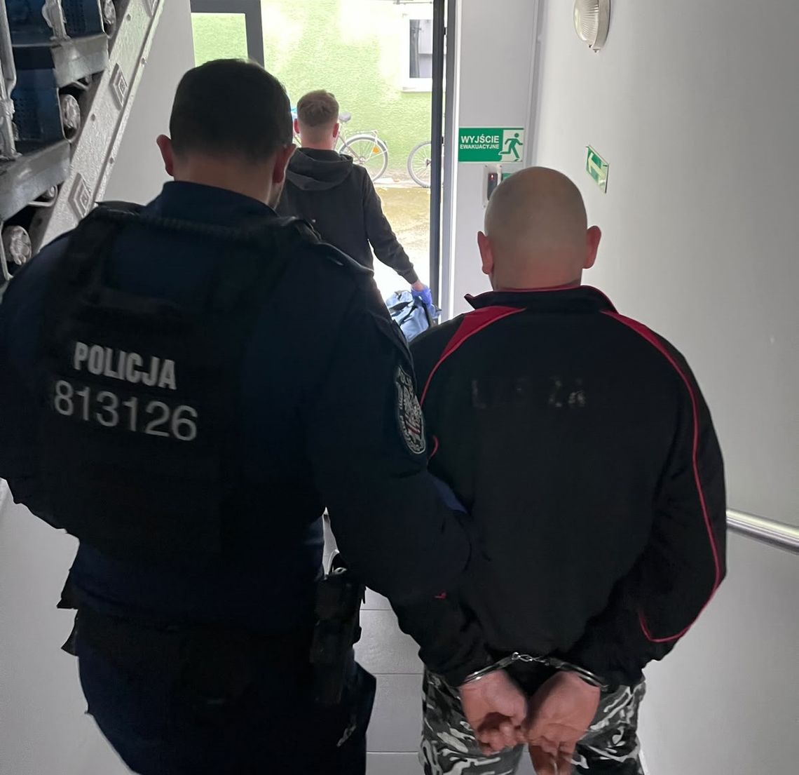 47-latek wezwał policję, bo widział intruzów. Matka podejrzewała, że syn zażył narkotyki 47-latek wezwał policję, bo widział intruzów. Matka podejrzewała, że syn zażył narkotyki