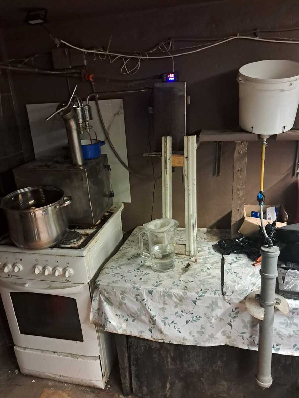 50 litrów zacieru, destylator do produkcji bimbru, a do tego mefedron i marihuana. 41-latek zatrzymany 50 litrów zacieru, destylator do produkcji bimbru, a do tego mefedron i marihuana. 41-latek zatrzymany