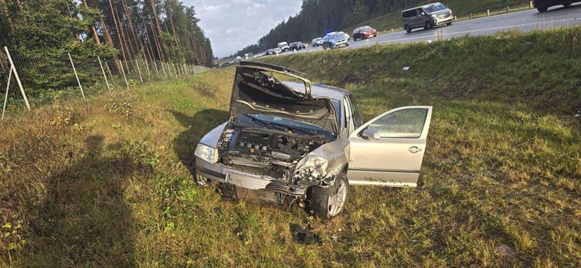 5000 zł mandatu  dla 21-latki. za wjechanie w auto stojące w korku. Na pomoc kobietom ruszyła załoga karetki z kolumny wojskowej