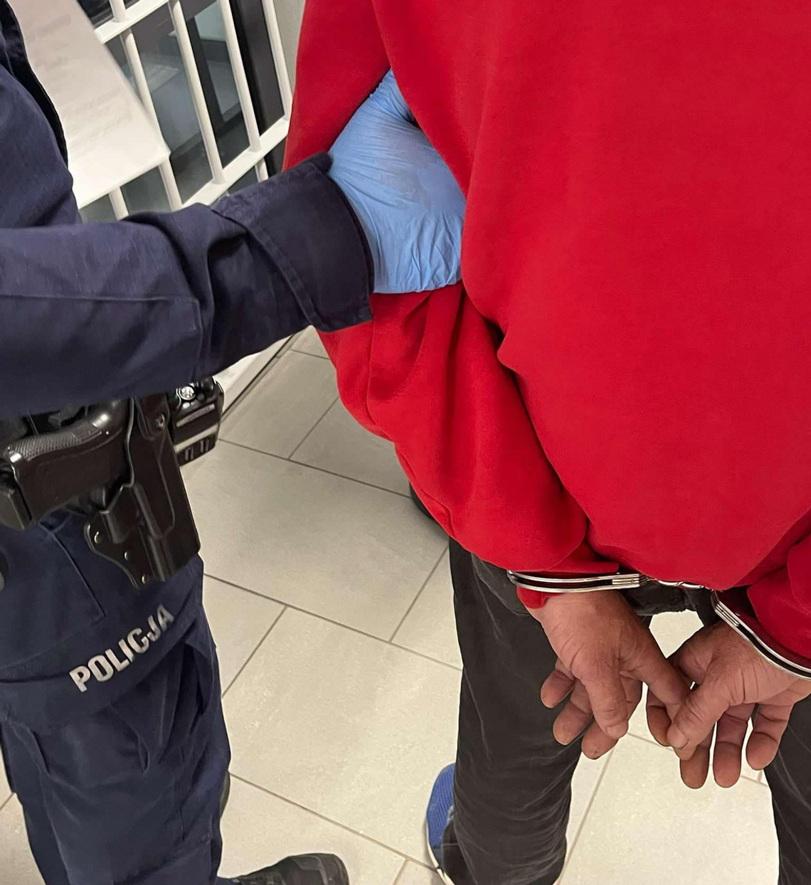 53-latek okradł własną matkę. Wyniósł z mieszkania lodówkę, telewizory, a nawet szkło. Pieniądze przepił