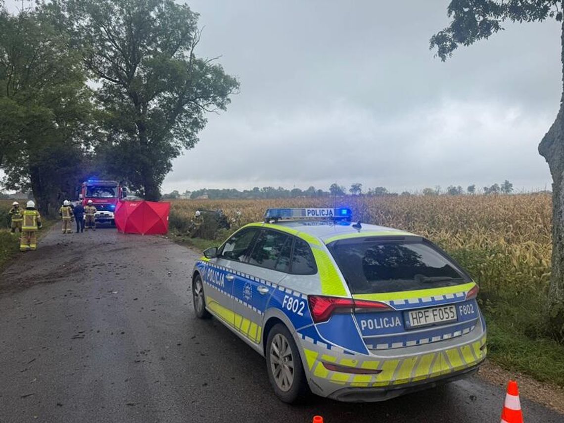 54-latek stracił panowanie nad autem i uderzył w drzewo. Mężczyzna zginął po dachowaniu