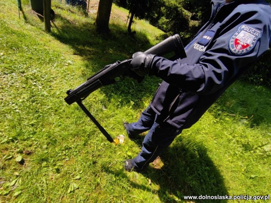 54-latek strzelał z wiatrówki do policjantów. Zabarykadował się w domu i groził im piłą łańcuchową