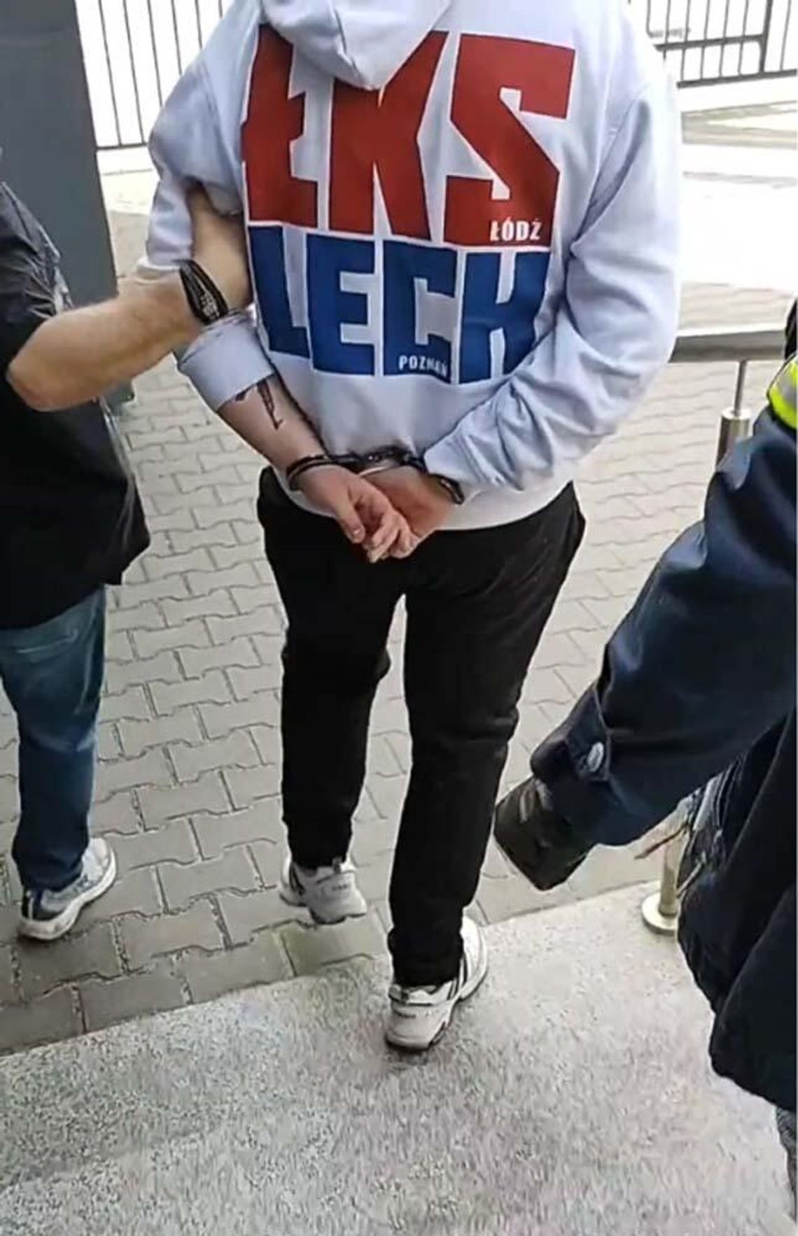 54-letni mężczyzna zmuszony do rozebrania się na ulicy. Czterem agresorom nie podobały się jego ciuchy