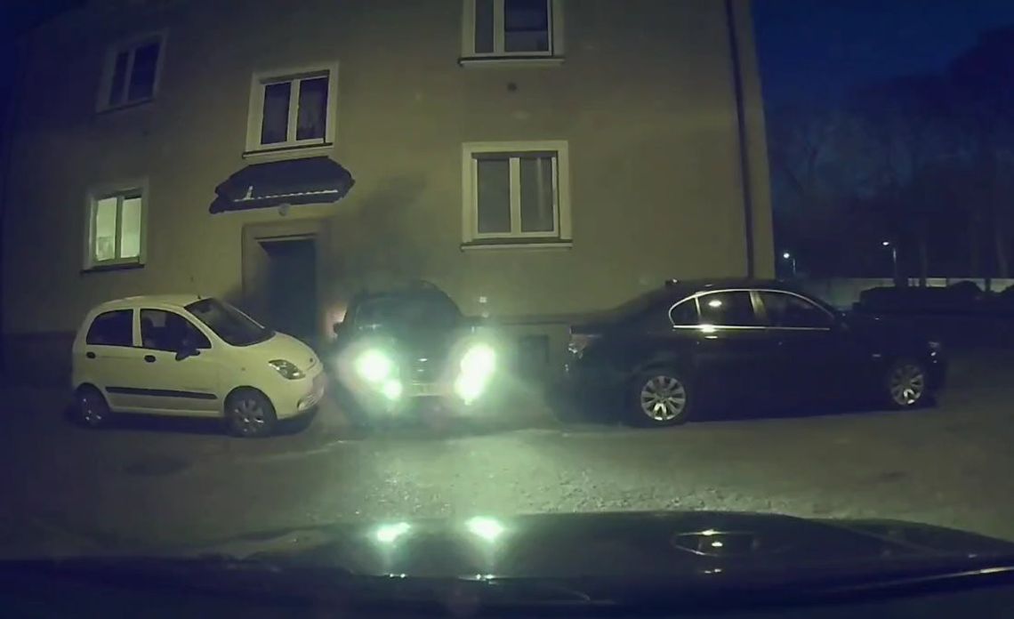 55-latka po urodzinowym balecie wsiadła za kółko. Cofając wjechała w BMW i blok [WIDEO]