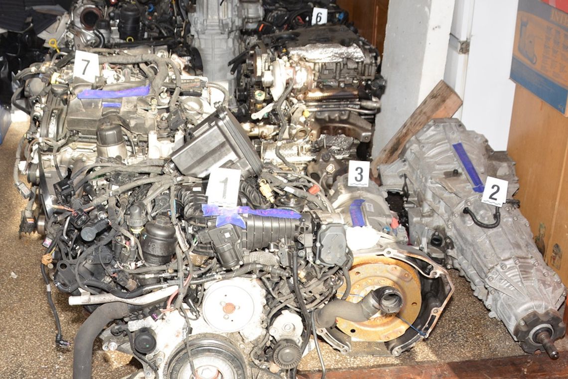 57-latek na 3 posesjach składował części z aut skradzionych w Polsce, Włoszech i Wielkiej Brytanii