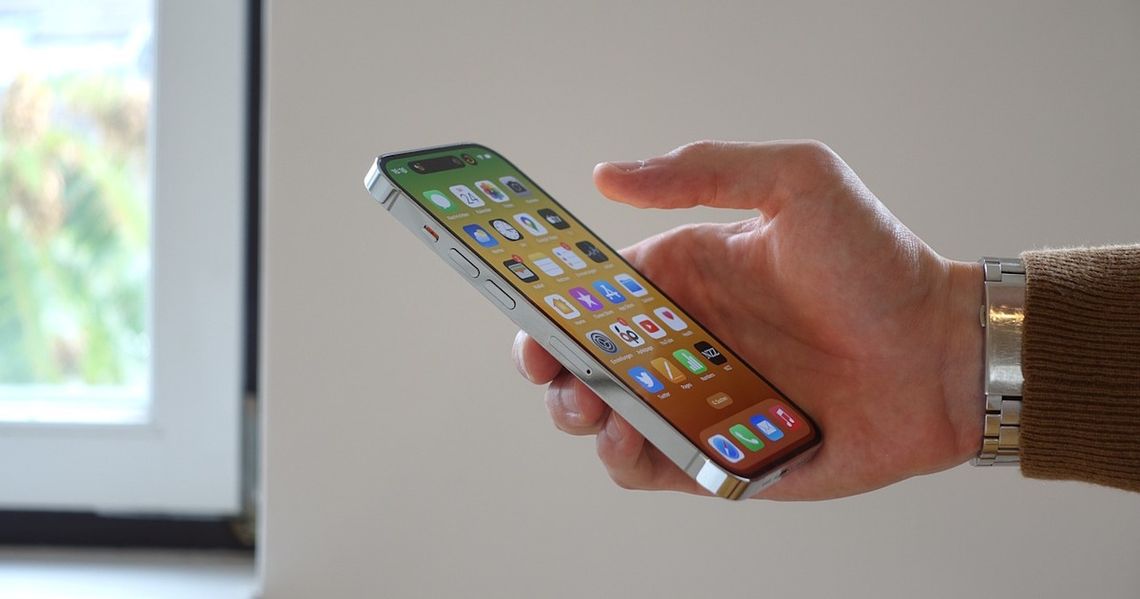 60-latka oszukana przez "księcia z Dubaju". Wzięła na raty telefon za 8 tysięcy i wysłała do Afryki