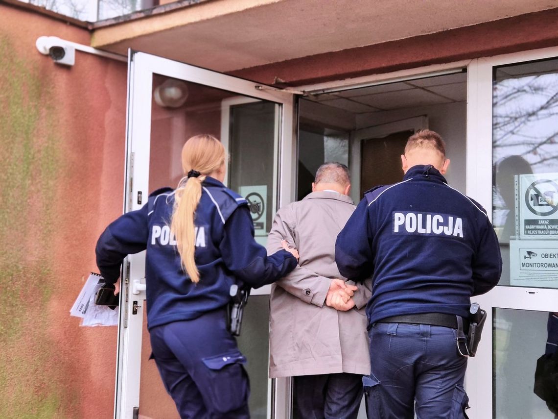 60-letni Włoch uciekał BMW przed policją. Po zatrzymaniu jego auto stoczyło się na dwa radiowozy