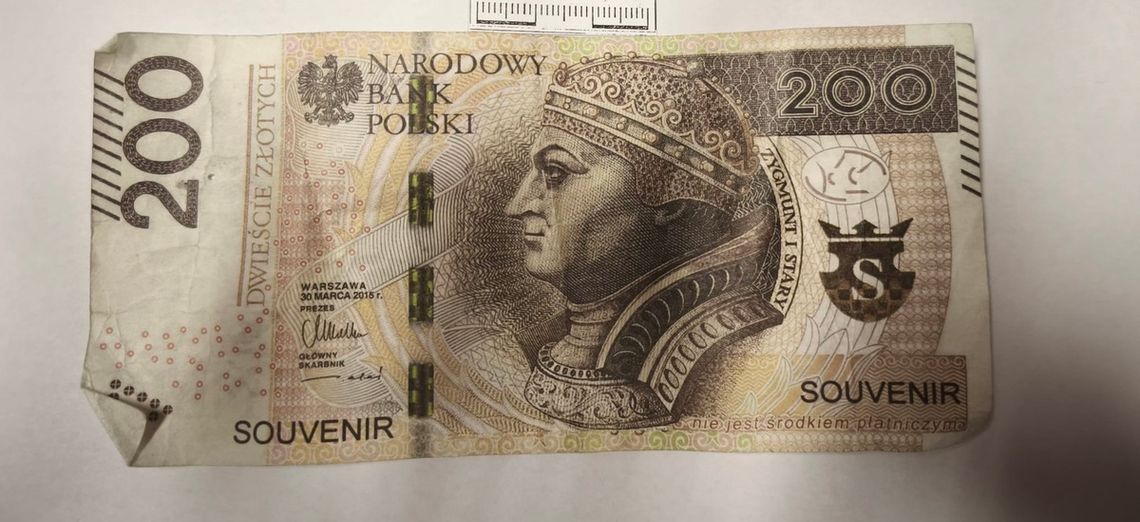 61-latek próbował oszukać w sklepie, płacąc zabawkowym banknotem. Może trafić do więzienia na 8 lat
