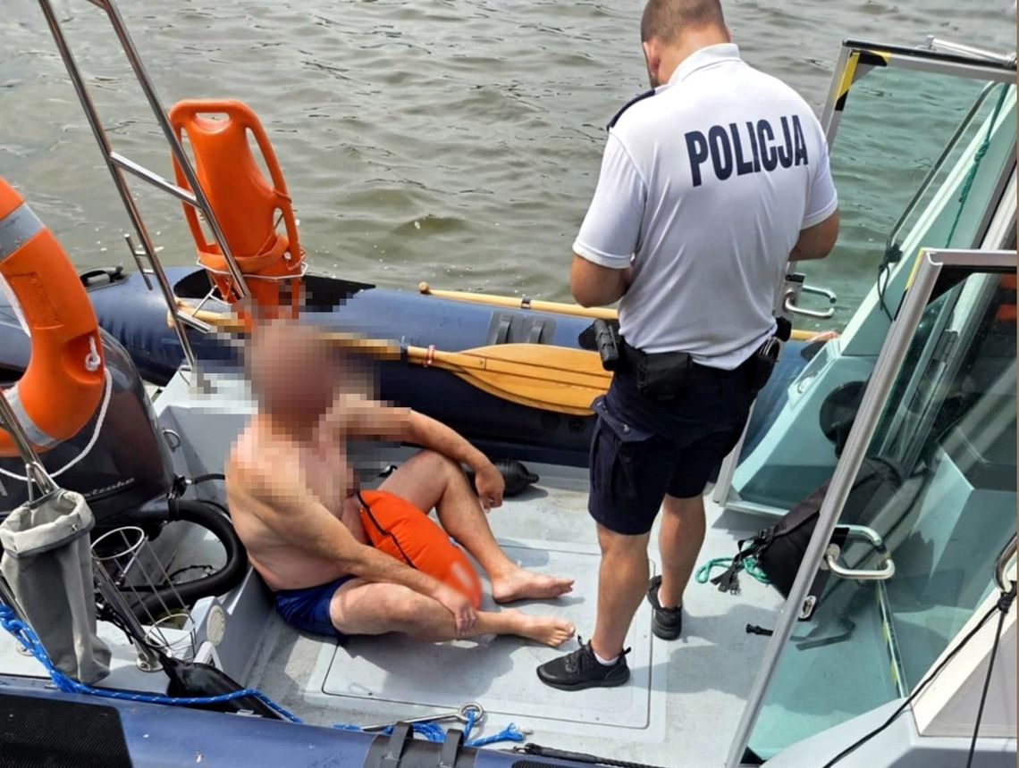 61-latek przecenił swoje możliwości pływackie i utknął na środku jeziora. Miał szczęście, że zauważyli go policjanci 61-latek przecenił swoje możliwości pływackie i utknął na środku jeziora. Miał szczęście, że zauważyli go policjanci