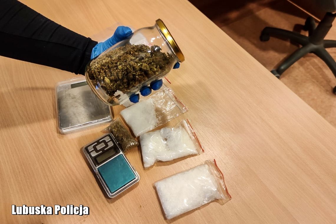 62-letni diler miał w mieszkaniu słoik marihuany i woreczki z metamfetaminą. Został aresztowany