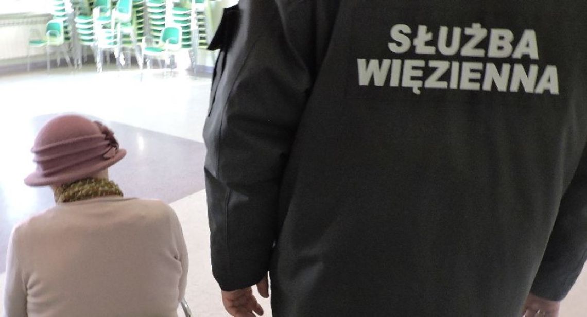 64-letnia matka szmuglowała narkotyki dla syna siedzącego w więzieniu [FOTO]