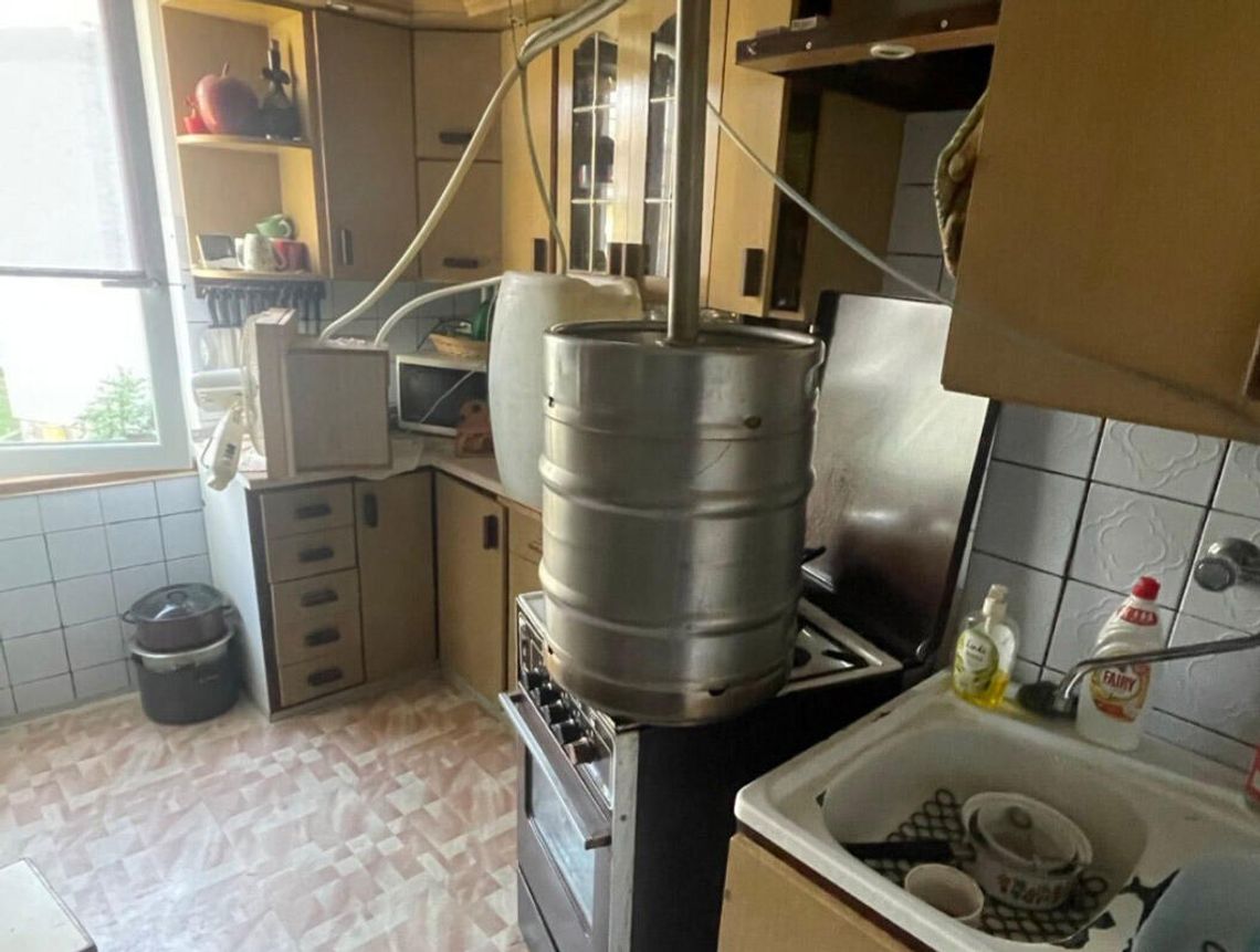 67-latek pędził bimber w bloku. W mieszkaniu miał instalację i blisko 500 litrów alkoholu