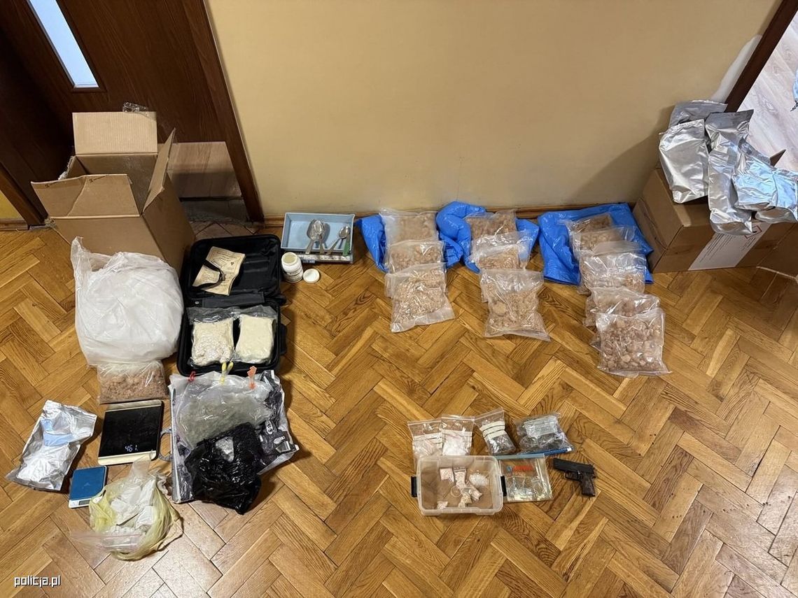 67-latek zatrzymany z nakotykami wartymi milion złotych. Policjanci przejęli też broń i gotówkę 67-latek zatrzymany z nakotykami wartymi milion złotych. Policjanci przejęli też broń i gotówkę