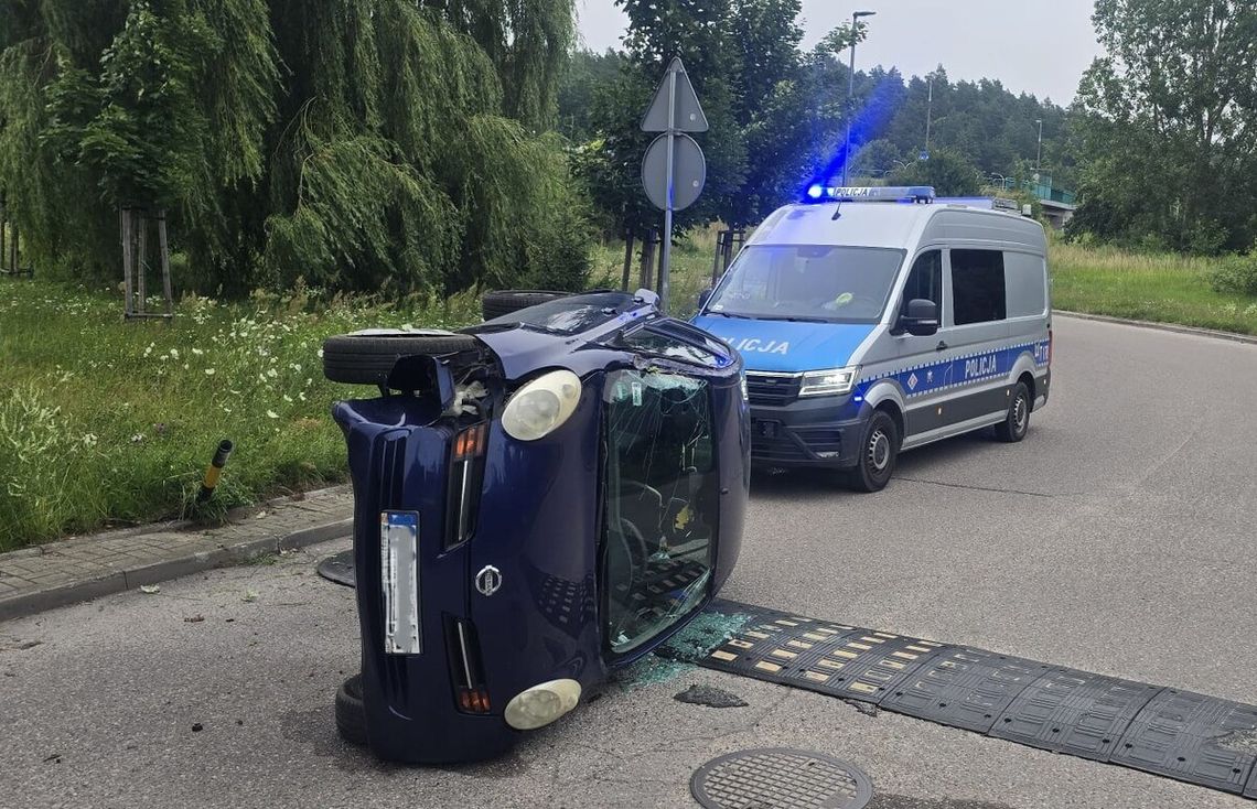 67-latka wywróciła nissana na progu zwalniającym. Miała 1,5 promila i przewoziła wnuczkę