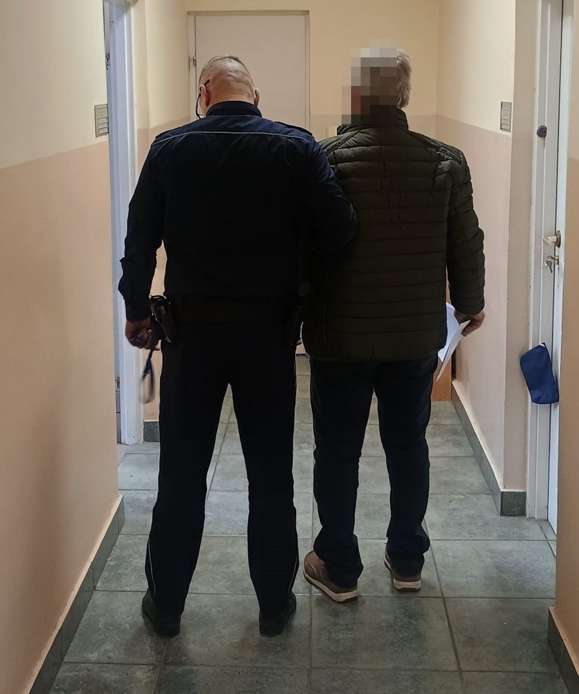 68-latek chciał poszaleć i wjechał na lód. Auto uderzyło w pomost. Straty kilkadziesiąt tysięcy 68-latek chciał poszaleć i wjechał na lód. Auto uderzyło w pomost. Straty kilkadziesiąt tysięcy