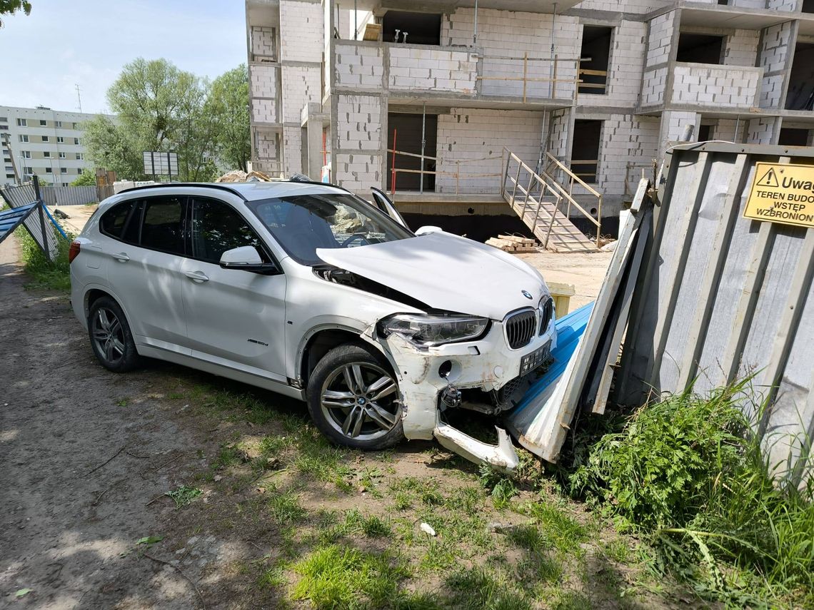 68-latek uderzył BMW w ogrodzenie budowlane. Badanie wykazało ponad 2,5 promila