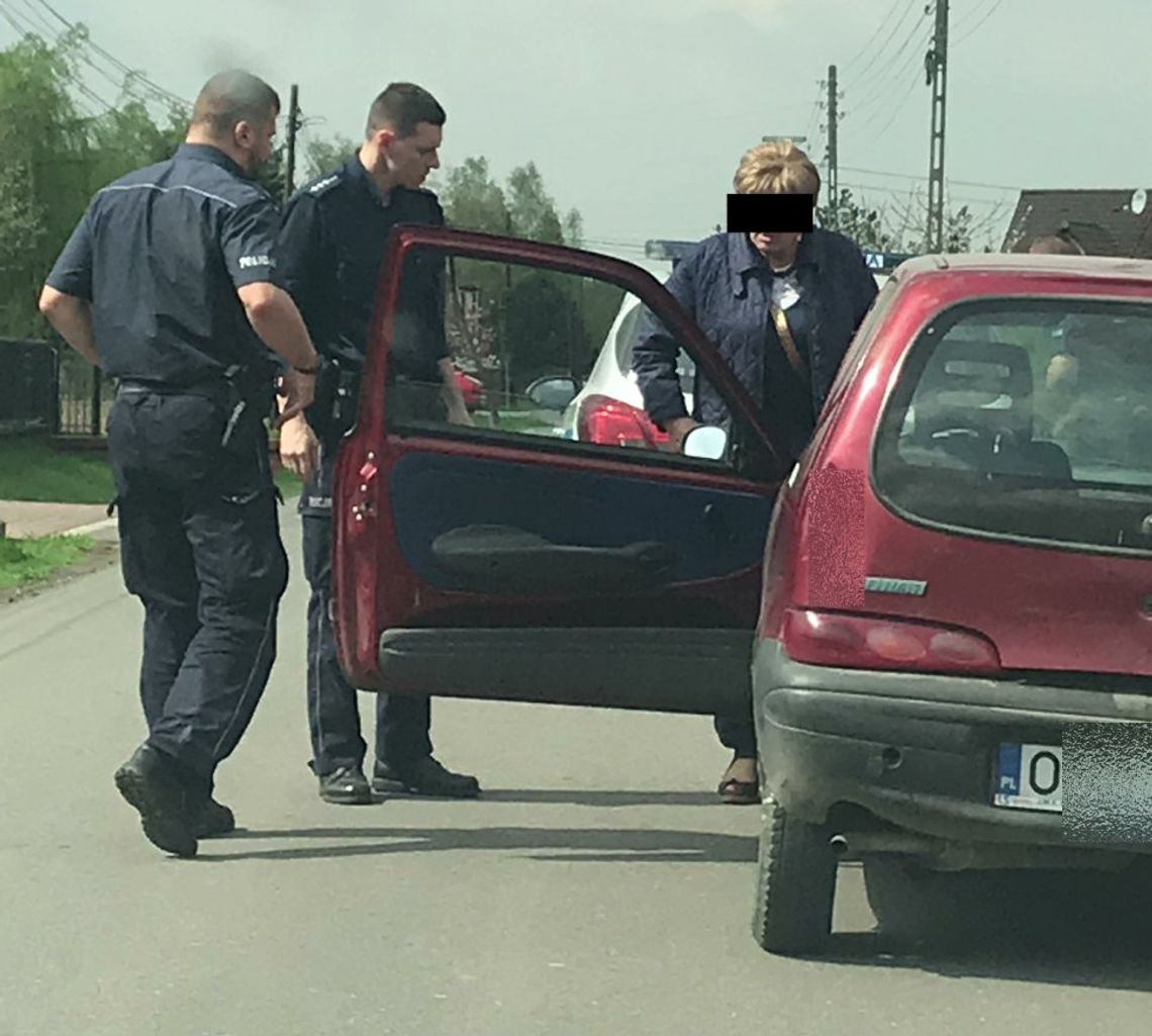 70-letni ehskibicjonista ubrał damskie ciuchy i obnażał się przed kobietą [WIDEO]