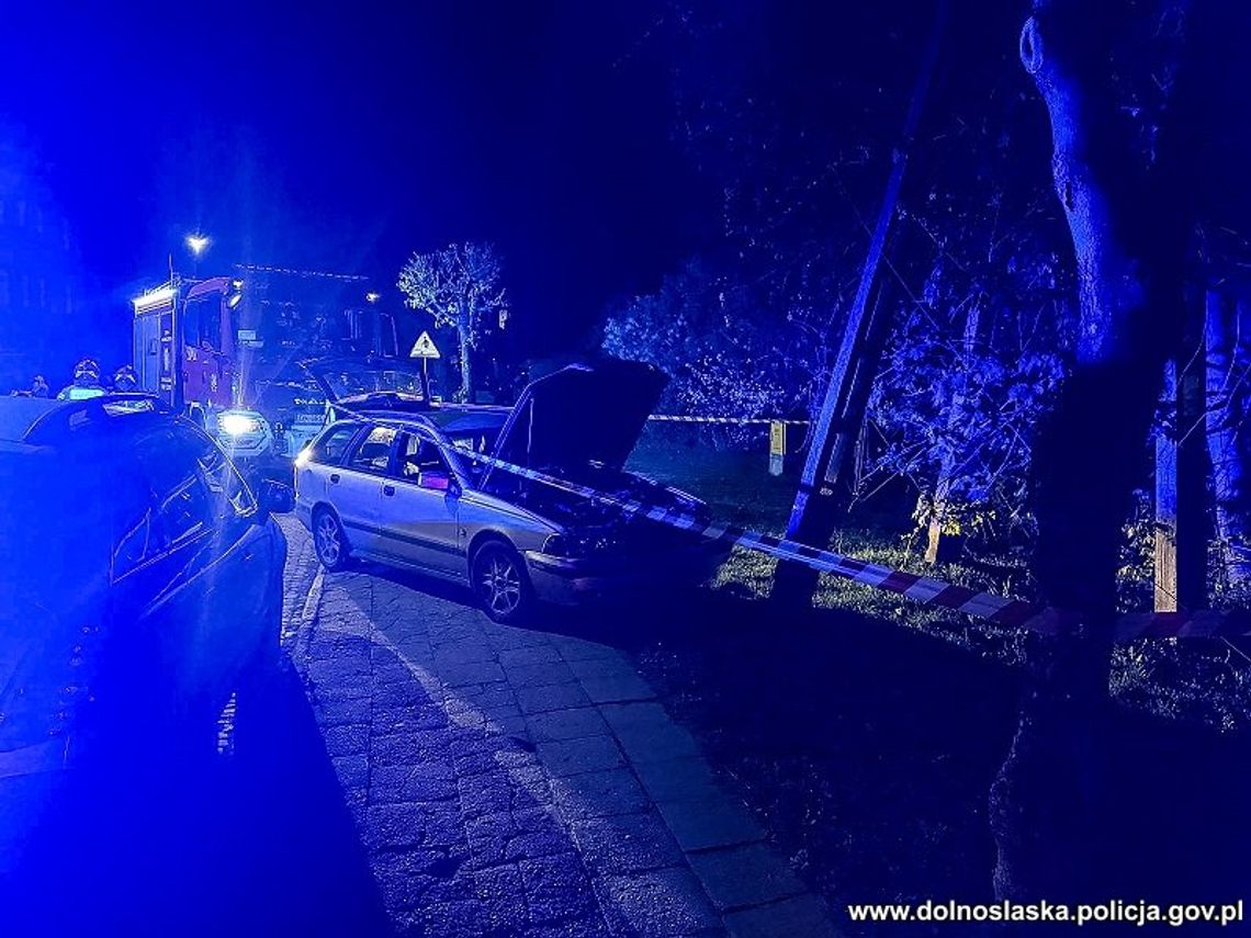 71-latek wsiadł za kierownicę z 1,5 promila w organizmie. Ledwo widział drogę i rozbił się na betonowym słupie