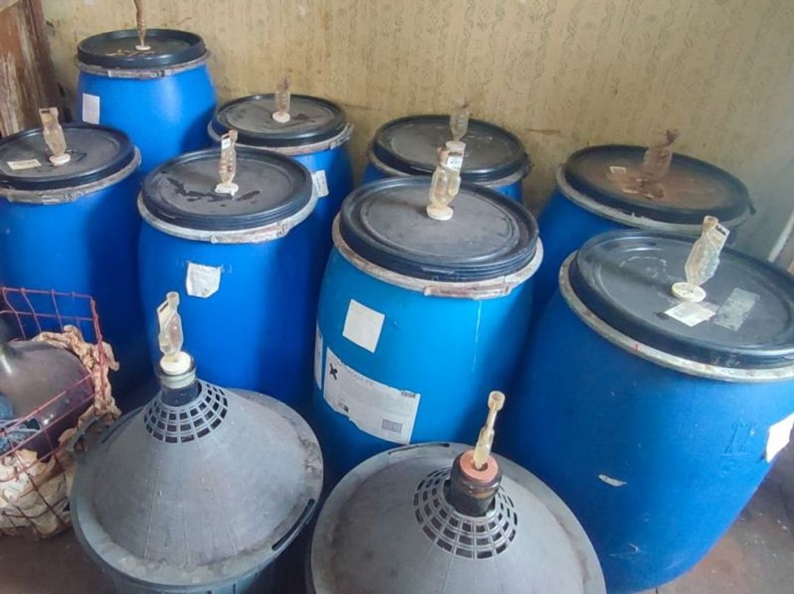 72-latek prowadził domową gorzelnię. Miał ponad stoo butelek alkoholu i trzy tysiące litrów zacieru