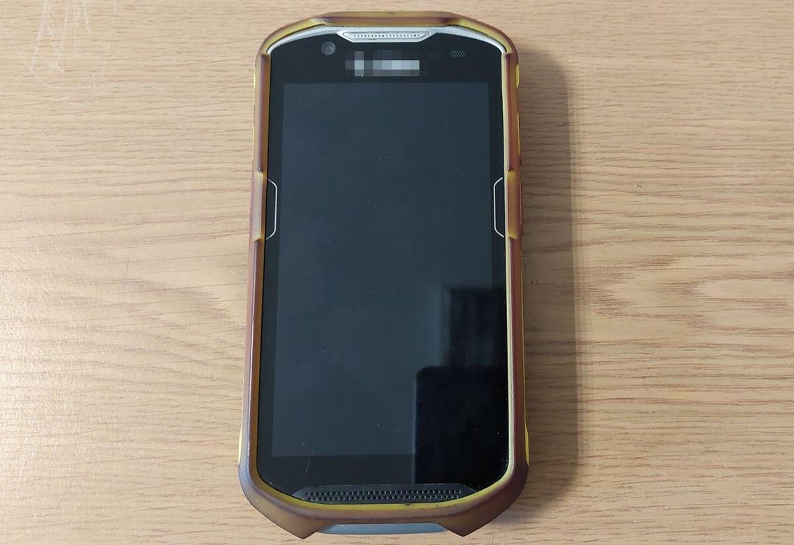 72-latek ukradł ze sklepu przenośny terminal do kodów. Myślał, że to drogi telefon