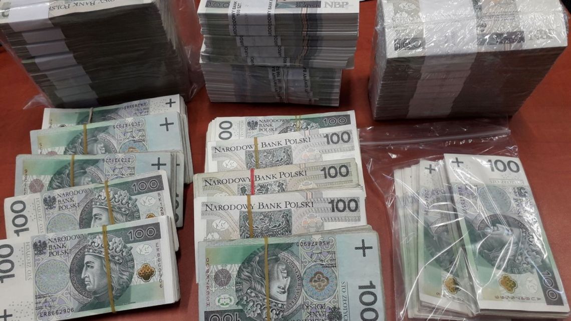 72-latka okradziona na blisko 600 tysięcy złotych. Oszuści wmówili jej, że inwestuje w akcje Orlenu